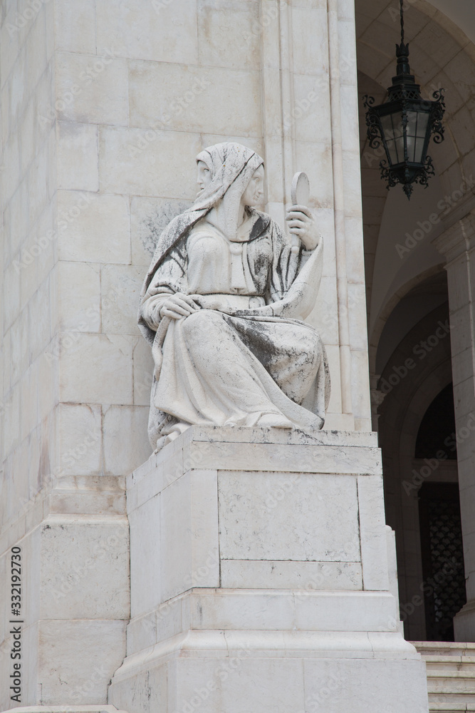 Lissabon, Portugal: Statue als Symbol für die Klugheit am  Haupteingang Palácio de São Bento - Sitz des portugisischen Parlaments