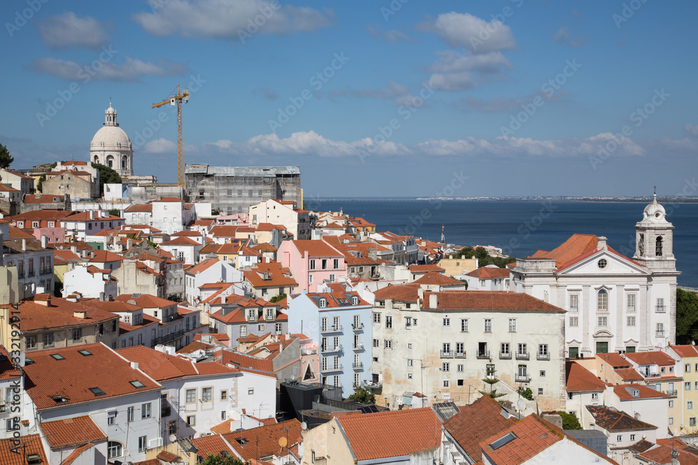 Lissabon, Portugal: Blick vom Miradouro de Santa Luzia auf Alfama und den Fluss Tejo