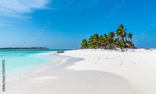 Fototapeta Naklejka Na Ścianę i Meble -  tiny little sandy island with palm tree and white sand beach in the turquoise lagoon of Cocos Keeling atollm landscapephotography