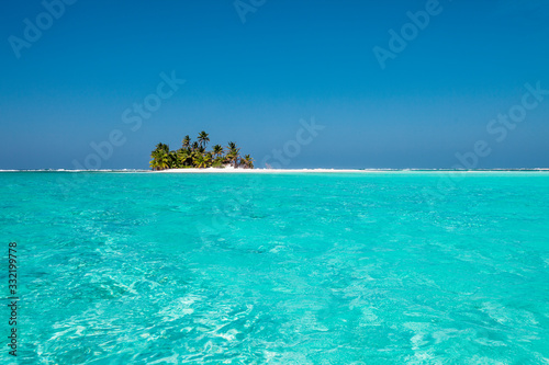Fototapeta Naklejka Na Ścianę i Meble -  tiny little sandy island with palm tree and white sand beach in the turquoise lagoon of Cocos Keeling atollm landscapephotography