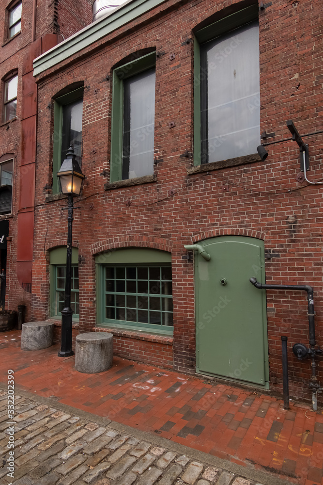 Naklejka premium Cobblestone street after rain storm - Wharf Street Portland, Maine.