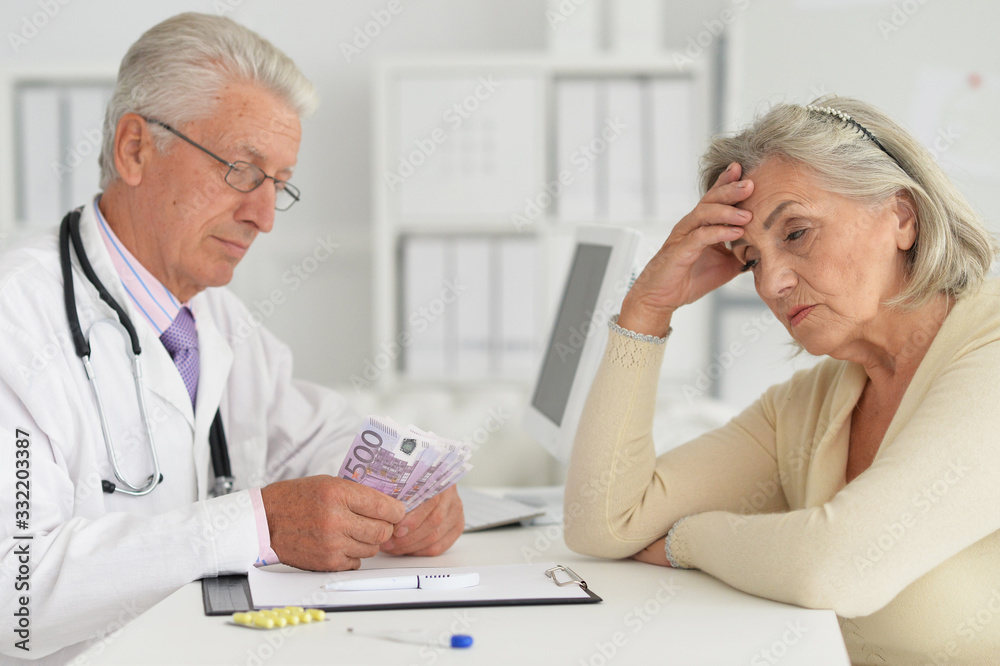 Obraz premium Portrait of senior doctor with a elderly patient