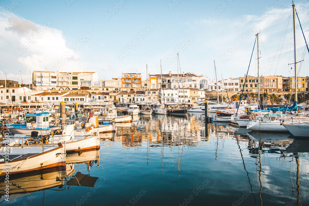 Ciutadella de Menorca en verano atardecer puerto deportivo y calles