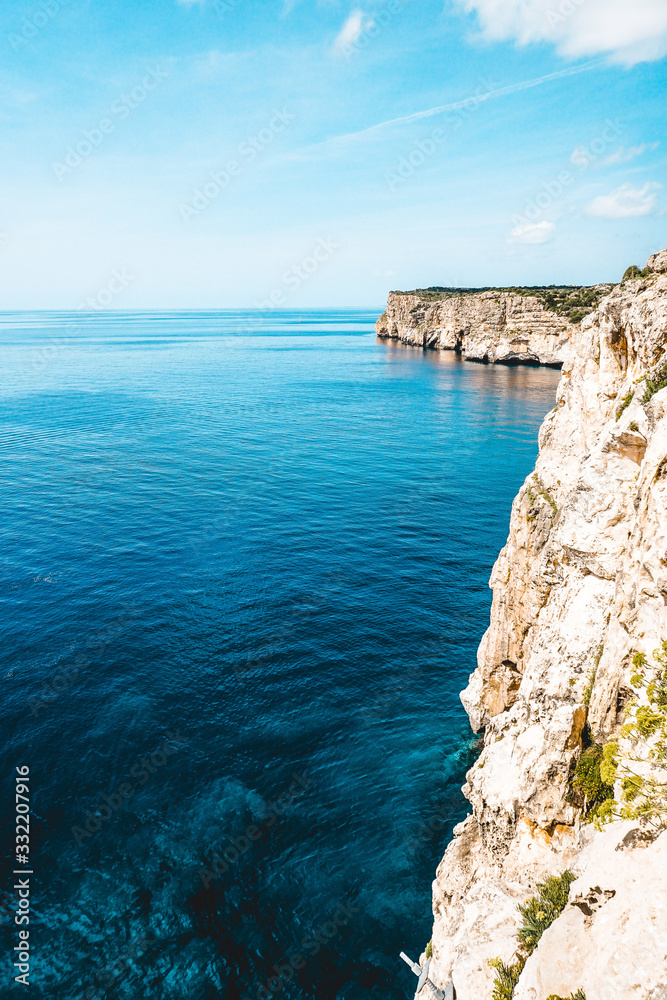 Barcos en Menorca mar mediterraneo verano islas baleares y mar azul turquesa