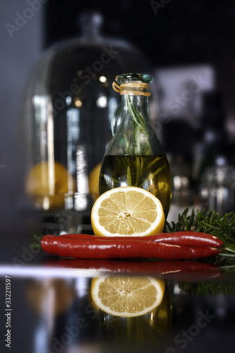 Olivenöl. Naturmotiv. Citrone. Zitrone. Pfeffer. photo