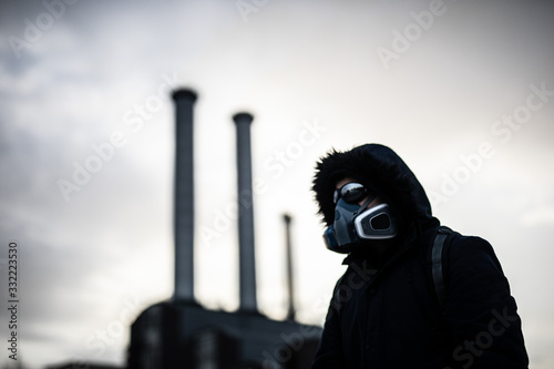 Mann mit Atemschutzmaske in Berlin nach Corona Virus Ausbruch 2020 Pandemie  photo