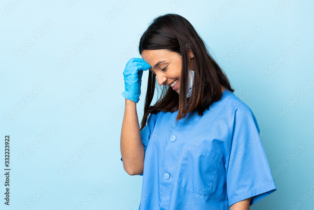 Obraz premium Surgeon woman over isolated blue background laughing