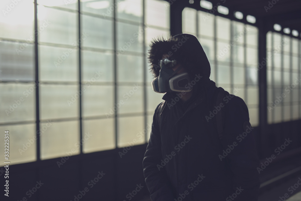 Mann mit Atemschutzmaske in Berlin nach Corona Virus Ausbruch 2020 Pandemie Mann mit Atemschutzmaske in Berlin nach Corona Virus Ausbruch 2020 Pandemie