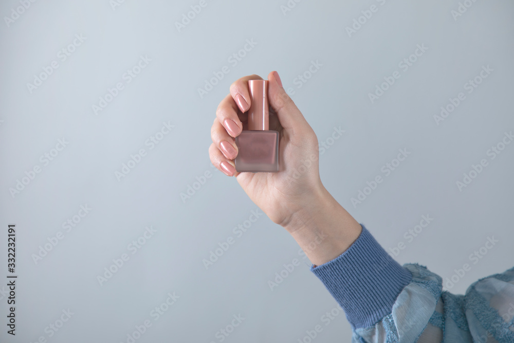 Obraz premium woman hand holding nail varnish