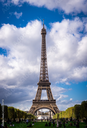 Fototapeta Naklejka Na Ścianę i Meble -  Eiffel tower in paris with people on Champ de Mars
