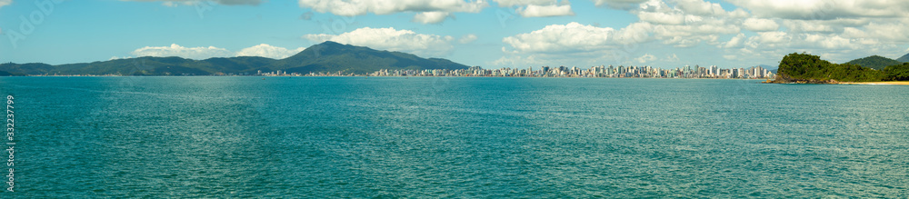 Vista panorâmica de Itapema com seus prédios e o seu mar azul da Praia tropical de Ilhota em Itapema, Santa Catarina