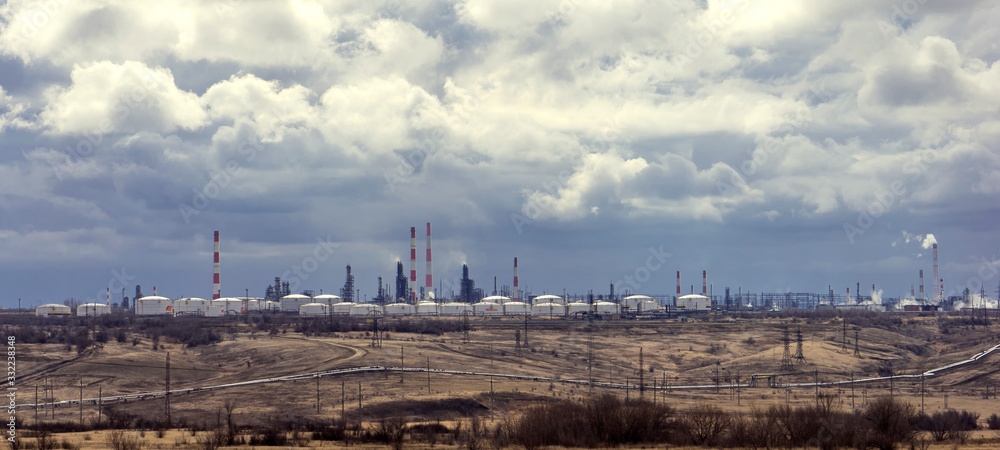 Obraz premium Oil and gas refinery plant or petrochemical industry on sky sunset background, Factory with evening, Gas storage sphere tank in petrochemical industrial