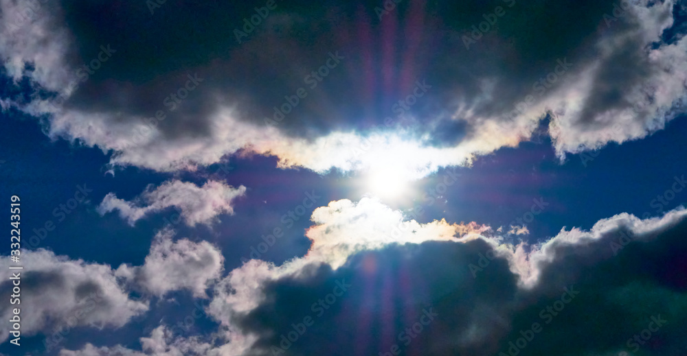 Obraz premium the sun shines through the clouds