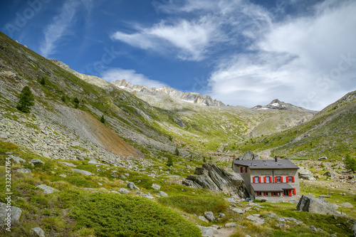 Fotografia Almagelleralp mountain hut above the Saas-Almagell village in Switzerland
