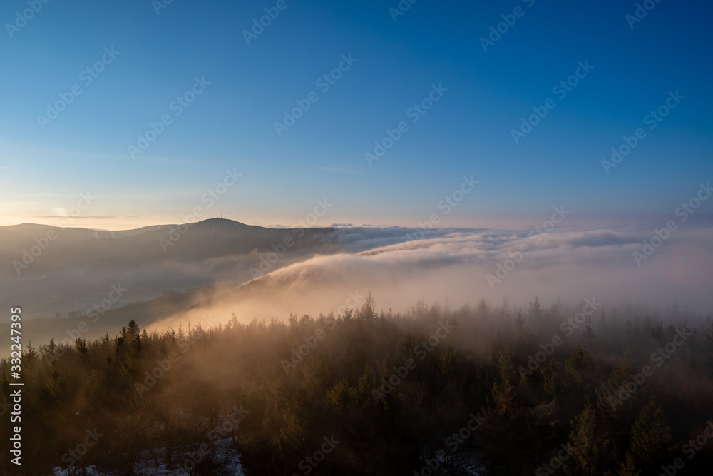 Fototapeta Pięknie oświetlona mgła o wschodzie słońca w górach, czeskie Beskidy