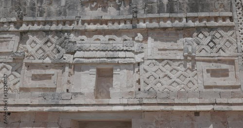 movimiento de camara captando fachada con altoreliebes en ciudad de uxmal