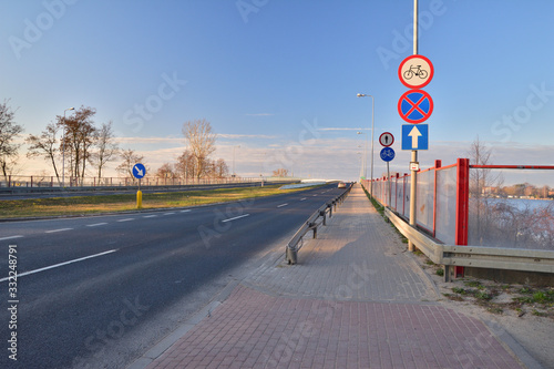 Puste drogi w słoneczny dzień. Efekt pandemii koronawirusa.