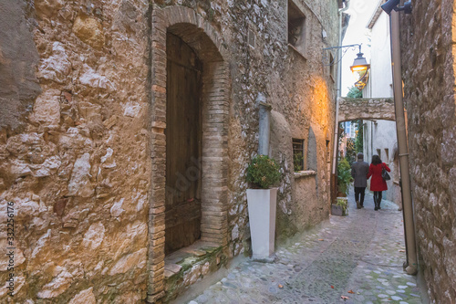 Fototapeta Naklejka Na Ścianę i Meble -  Cobbled alleyway, Saint-Paul-de-Vence, Provence-Alpes-Cote d'Azur, Provence, France, Europe