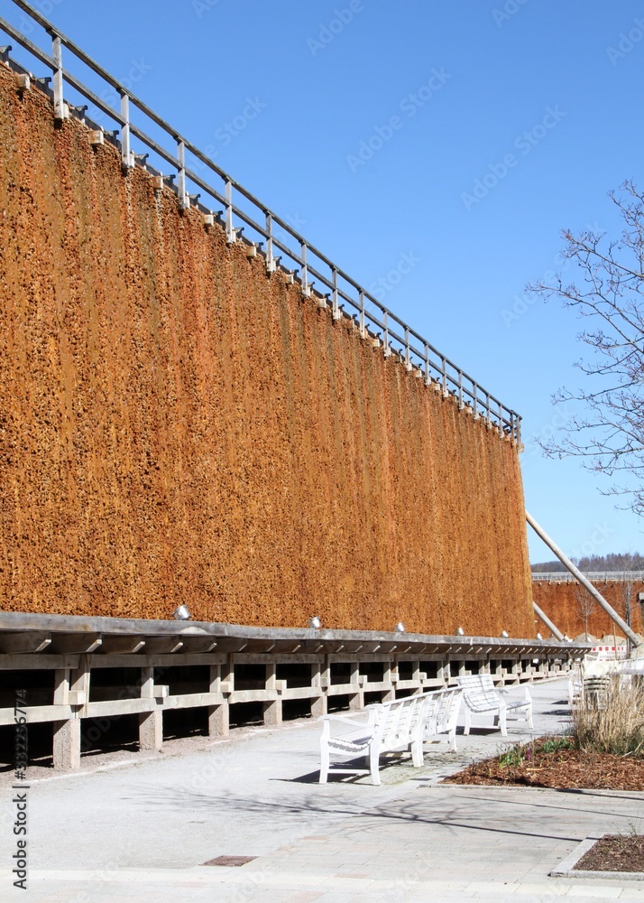Wunschmotiv: Traditionelles Gradierwerk in Bad Salzuflen vor blauem Frühlingshimmel #332256774