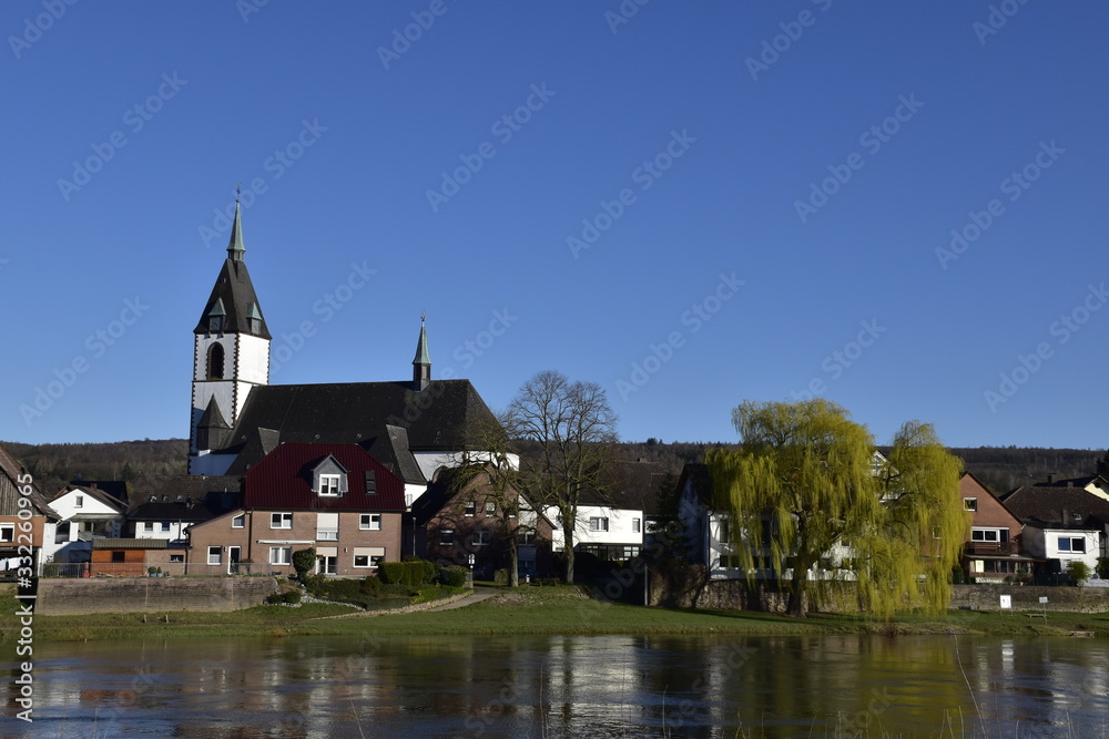 Kirche an der Weser bei Höxter