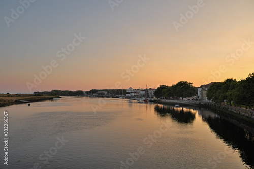 Estuario del río Ave en la localidad portuguesa de Vila do Conde al crepúsculo. © Orion76