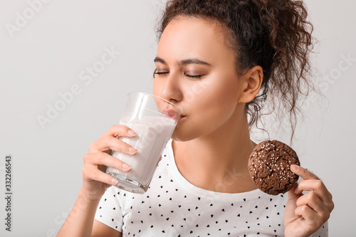 Young woman enjoying refres...
