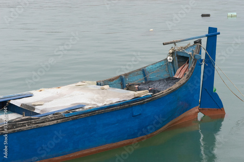 Altes Fischerboot im Hafen © tina7si