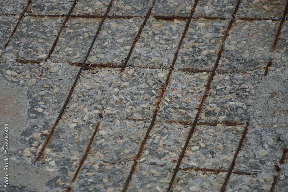 Fototapeta premium Baumangel: rostiger Baustahl im Beton