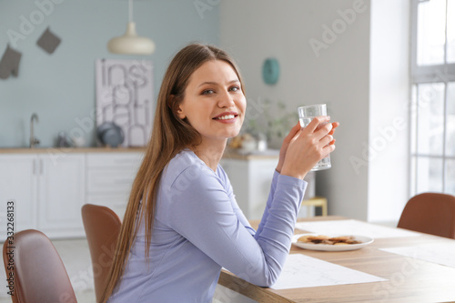 Beautiful young woman drink...