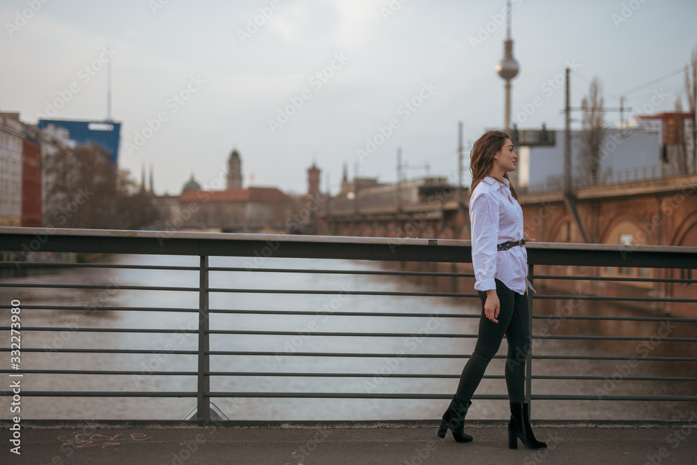 Schöne Frau im Berliner Frühling 2020
