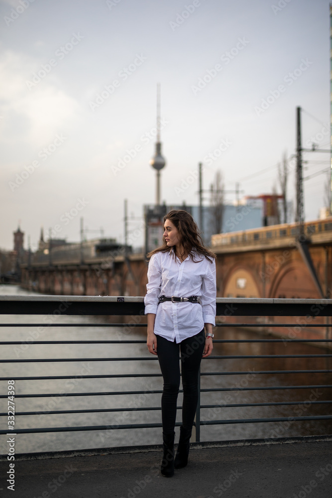 Schöne Frau allein unterweg nach coronavirus ausbruch in Berlin 2020