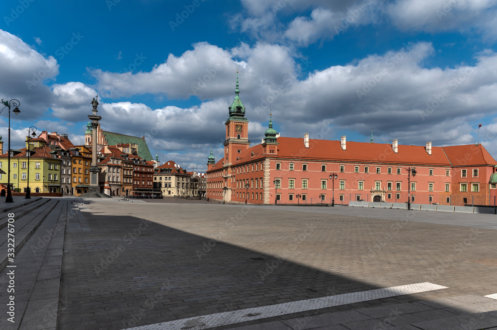 Obraz premium Royal Castle at empty Old Town in Warsaw