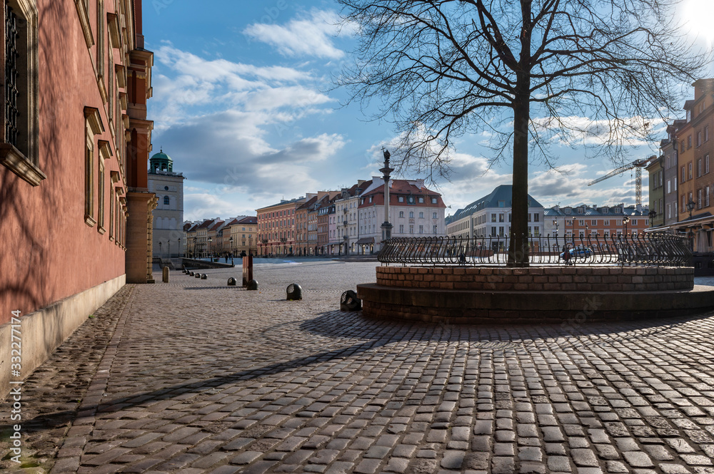 Fototapeta premium Royal Castle at empty Old Town in Warsaw