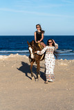 Dziewczyny z koniem na plaży