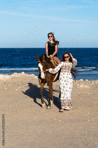 Dziewczyny z koniem na plaży