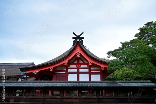 静寂に包まれた神社本殿の情景