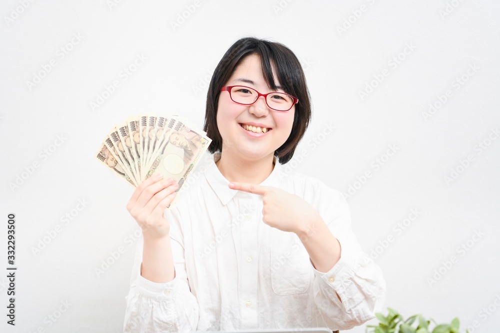 お金を手に持つ女性 お金を手に持つ女性