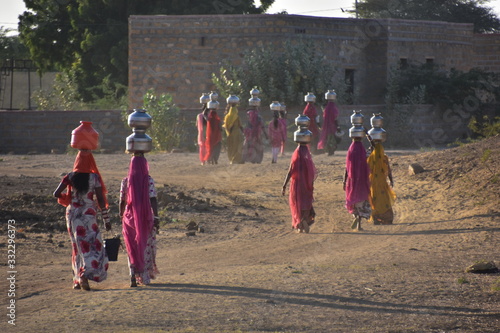 インドのラジャスタン州
ジャイサルメールのクーリー村
水瓶を頭に乗せて運ぶ、沢山の女性達
民族衣装のサリーを着て運ぶ、美しい姿 photo