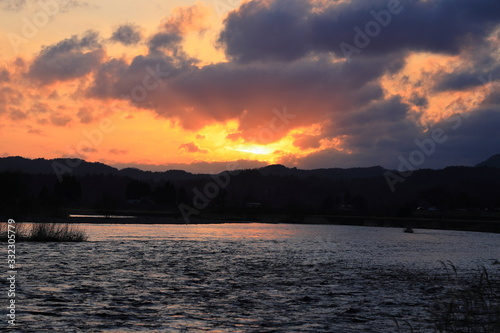 川と夕焼け空　美しい自然風景　背景素材