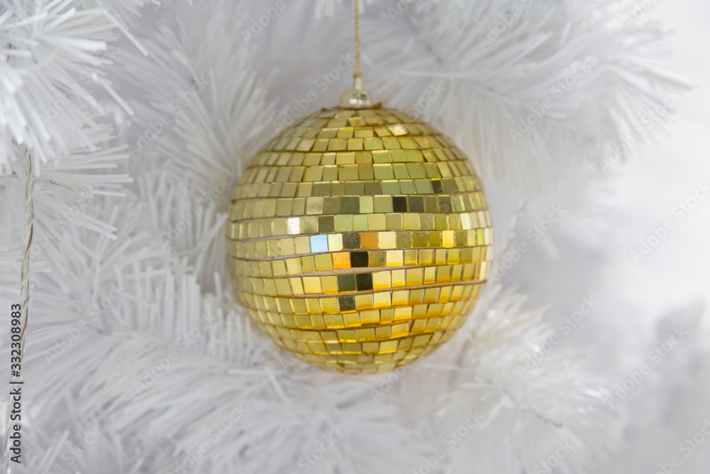 Obraz premium Golden Ball on White Christmas Tree