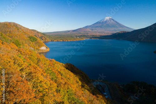 紅葉の本栖湖と富士山空撮