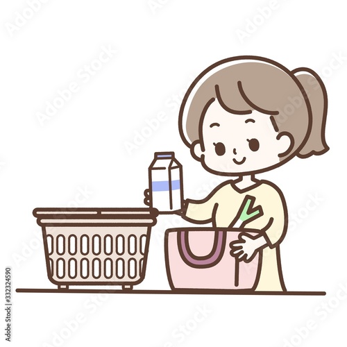 エコバッグに買ったものを詰める主婦