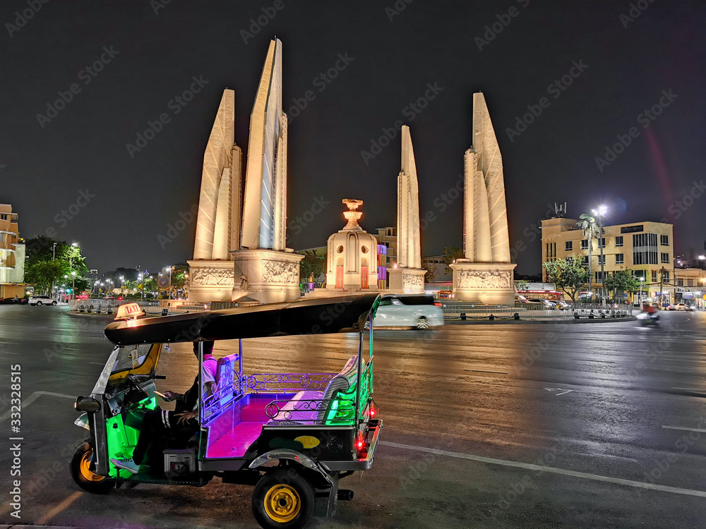 Ταπετσαρία Tuk Tuk in Night Club mode waiting customers in front of the Democracy Monument, Bangkok