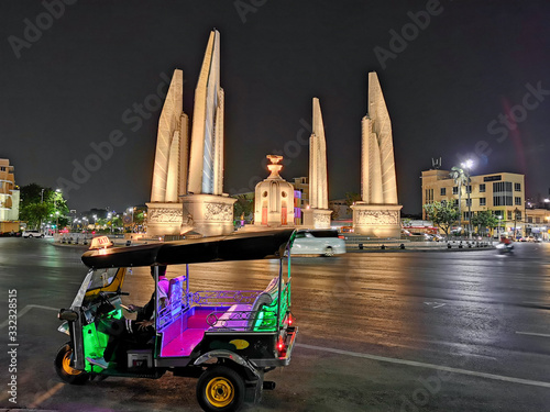 Canvas Print Tuk Tuk in Night Club mode waiting customers in front of the Democracy Monument, Bangkok