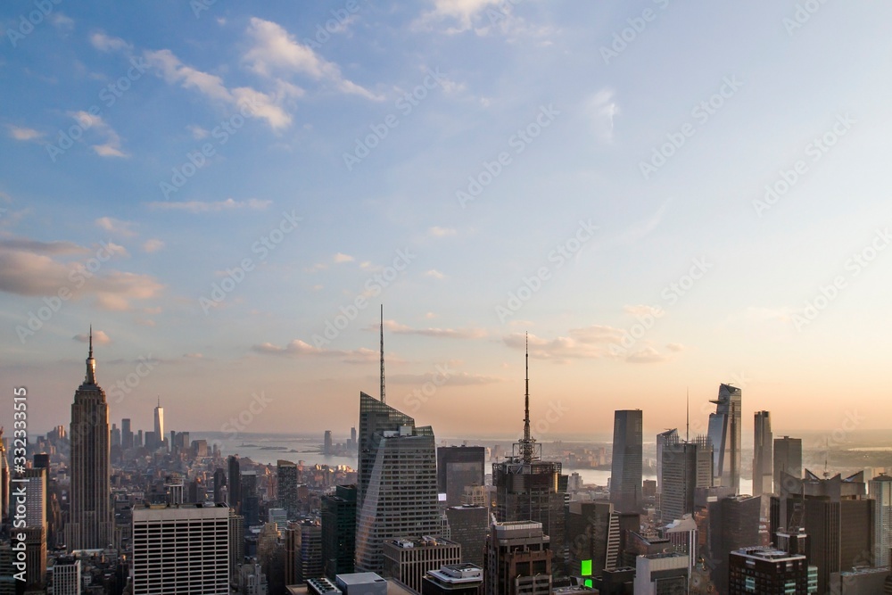 Fototapeta premium Piękny widok na panoramę Nowego Jorku w ciągu dnia, USA