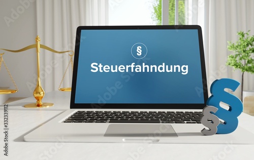 Steuerfahndung – Recht, Gesetz, Internet. Laptop im Büro mit Begriff auf dem Monitor. Paragraf und Waage.