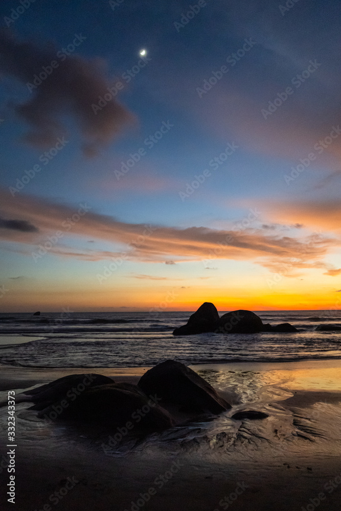 Obraz premium beautiful colorful sunset on agonda beach in goa, india