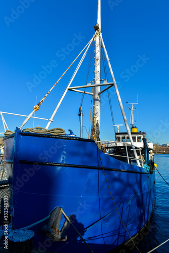 bateau sur le port de plaisance de Stockholm en Suède sur un ciel bleu photo