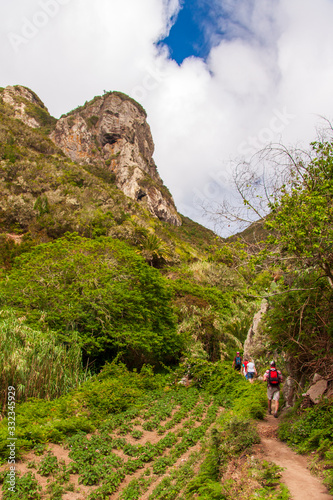 Wanderer im Anagagebirge auf Teneriffa in Spanien photo