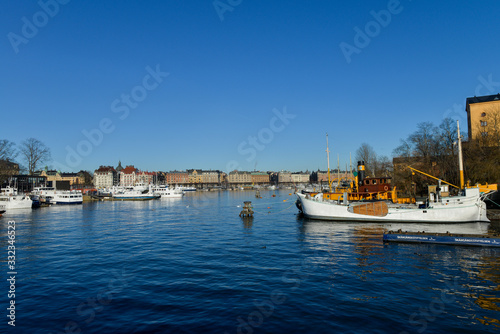 bateau sur le port de plaisance de Stockholm en Suède sur un ciel bleu